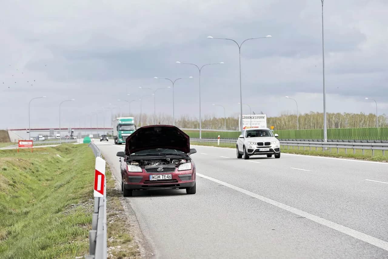 Holowanie na autostradzie: Czy można? Zakazy, wyjątki i mandat!