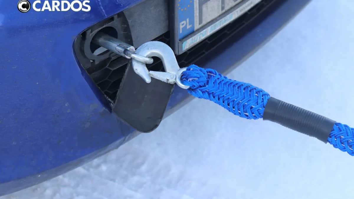 Awaria? Toyota Avensis: Gdzie jest zaczep holowniczy i jak go zamontować?