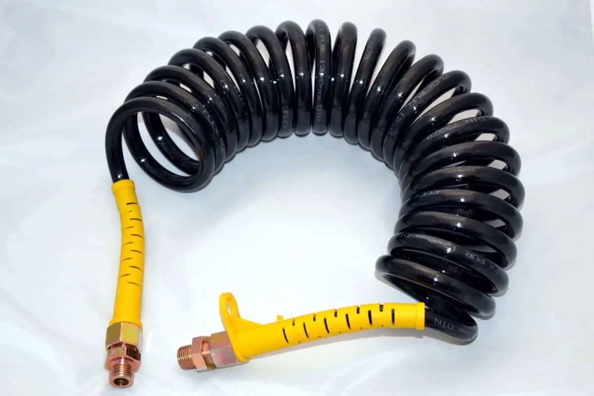 Czerwony przewód w naczepie: Klucz do bezpieczeństwa i hamowania?