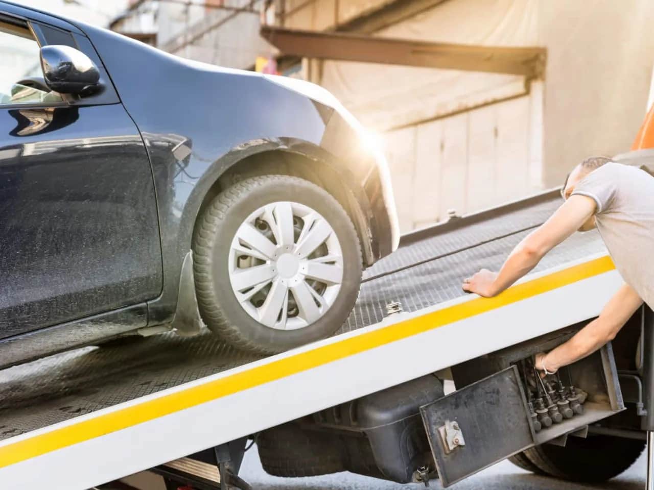 Holowanie automatu: Zasady, ryzyko i jak uniknąć drogiej awarii